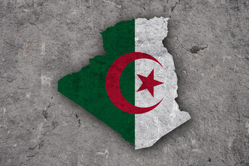 Karte und Fahne von Algerien auf verwittertem Beton