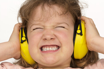 Lärm nervt! Kind trägt Gehörschutz - obrazy, fototapety, plakaty