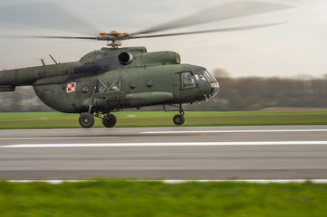 Helikopter Mi-8 w czasie lotów szkolnych, wiosna  - obrazy, fototapety, plakaty