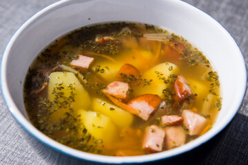 Zupa grochowa z racji swojej pożywności. jest zupą często serwowaną w wojsku i innych służbach mundurowych 
