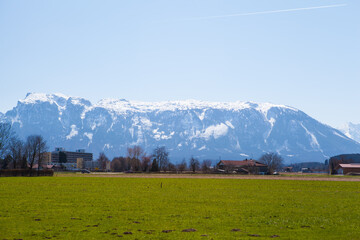 Schneebedecktes Gebirge bei strahlenden Sonnenschein im Berchtesgadener Land