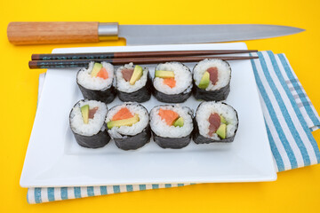 assiette de maki isolé sur une table