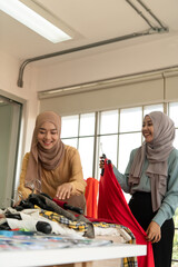 Obraz premium Muslim women run a small business in their own homes