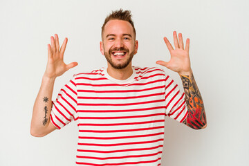 Naklejka premium Young tattooed caucasian man isolated on white background joyful laughing a lot. Happiness concept.