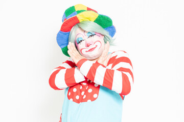 白背景の前でNGのジェスチャーをするピエロ