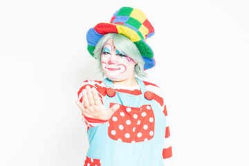 白背景の前でNGのジェスチャーをするピエロ