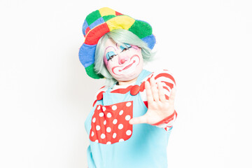 白背景の前でNGのジェスチャーをするピエロ