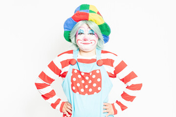 白背景の前で腰に手を当てるピエロ