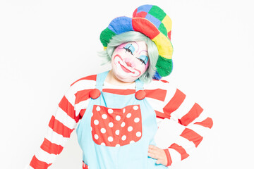 白背景の前で腰に手を当てるピエロ