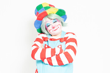 白背景の前で考えるジェスチャーをするピエロ