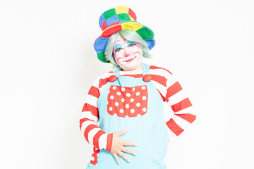 白背景の前に立って、お腹に手を当てるピエロ