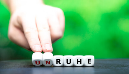Hand dreht Würfel und ändert das Wort 
