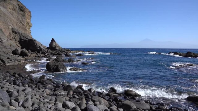 La Gomera, Strand Playa de La Caleta bei Hermigua - am Horizont die Insel Teneriffa mit Berg Teide