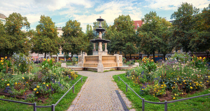 Herbstlicher Park am Wei&szlig;enburger Platz mit Brunnen, M&uuml;nchner Altstadt Haidhausen
