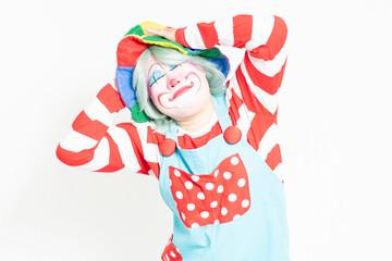 白背景の前で、困って頭を抱えるピエロ