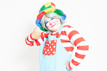 白背景の前に立って、いいねのポーズをするピエロ
