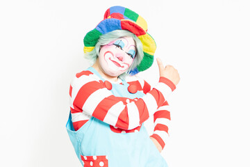 白背景の前に立って、いいねのポーズをするピエロ