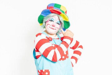 白背景の前に立って、いいねのポーズをするピエロ