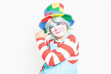 白背景の前に立って、いいねのポーズをするピエロ