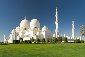 Fototapeta na wymiar Sheikh Zayed Grand Mosque in Abu Dhabi at daytime.