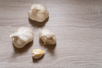 机の上のガーリック