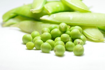 さやから出したグリンピースとさや