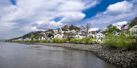 Fototapeta premium Süllberg Blankenese unter Frühlingswolken