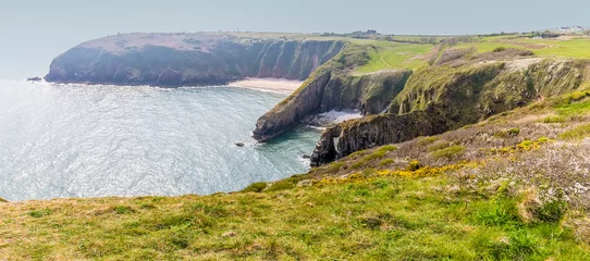 Fototapeten Küste A view towards Skrinkle Haven on the Pembrokeshire coast neart to Tenby, South Wales on a sunny day  © Nicola