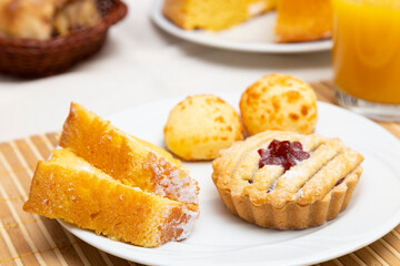 White dish with guava jam and orange cake with sugar.