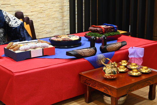 전통혼례 폐백의 폐백음식과 원앙 장식품, 술잔, 술주전자