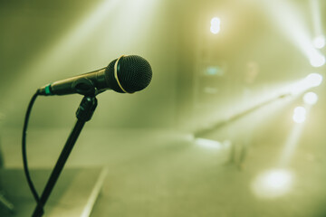 Obraz premium Shot of a microphone standing on a stage on a concert