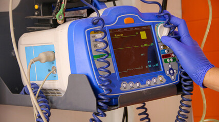 Zoll Monitor in an ambulance © Mohammad Bash