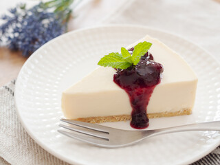 ブルーベリーソースをかけたレアチーズケーキ