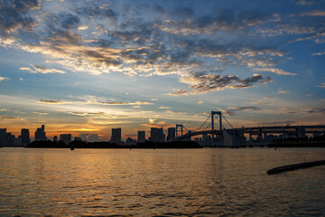 Obraz premium Tokyo skylines with Rainbow bridge at sunset. Japan.