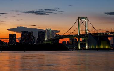 Obraz premium Tokyo skylines with Rainbow bridge at sunset. Japan.