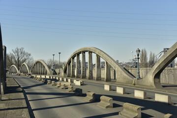 Obraz premium La rampe de la rue du Lion avec ses structures en arches traversant les lignes de chemins de fer près de la Gare de Formation à Schaerbeek 