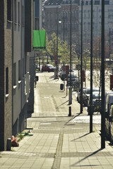 Rue à contre-jour vers la place de la gare de Schaerbeek 