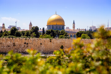 Jerusalem, Israel - 27 april 2021: the dome of the rock outside the wall of the old city