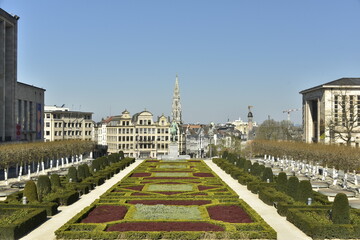 Le Jardin du Mont des Arts entre les bâtiments majestueux récents en face du centre historique de Bruxelles 