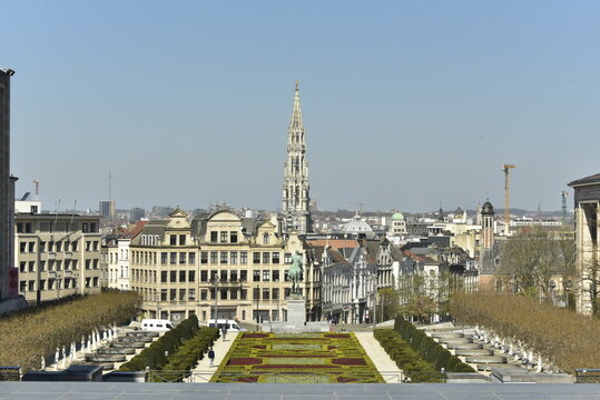 Le Jardin du Mont des Arts entre les b&acirc;timents majestueux r&eacute;cents en face du centre historique de Bruxelles 