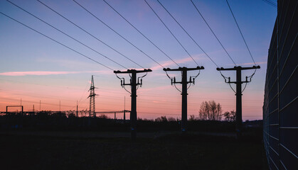 Strommast für die Aufhängung einer elektrischen Freileitung bei Sonnenuntergang