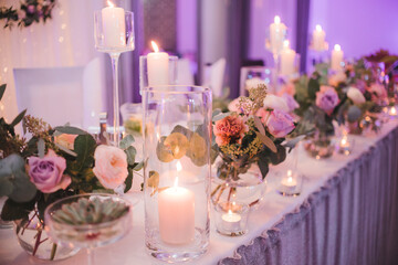 świece i kwiaty na stole dekoracja - obrazy, fototapety, plakaty