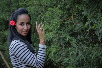Naklejka premium mujer, joven, retrato, hermoso, naturaleza, beldad, al aire libre, aparcar, verde, bosque, alegre, cara, niño, felicidad, verano, cuca, morena, alegre, sonrisa, gente, césped, 1, árbol, cubana