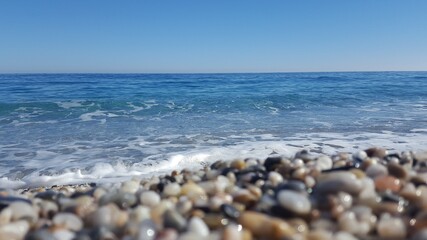 playa de piedras mar y cielo azul