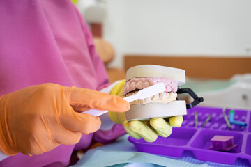 Dentista en su consultorio dental