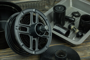 Obraz premium Developing tank with film development supplies. Photo film development home concept