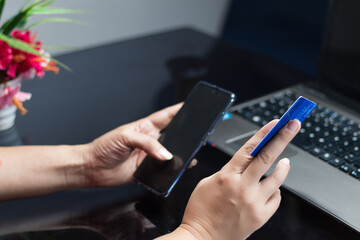 pago con tarjeta de crédito por teléfono inteligente o computadora
