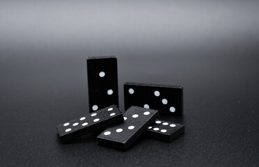 domino, juego y piezas de un clásico