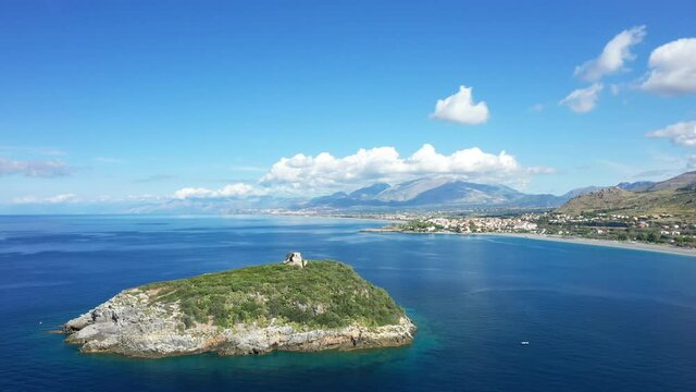 La petite &icirc;le Isola di Cirella et sa tour m&eacute;dievale genoise surveillent la c&ocirc;te au bord de la mer tyrrh&eacute;nienne en Europe, en Italie, en Calabre, dans la province de Cosenza, &agrave; Cirella