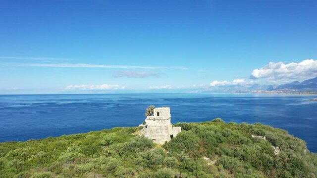 La tour m&eacute;dievale genoise de l'&icirc;le Isola di Cirella au bord de la mer tyrrh&eacute;nienne en Europe, en Italie, en Calabre, dans la province de Cosenza, &agrave; Cirella